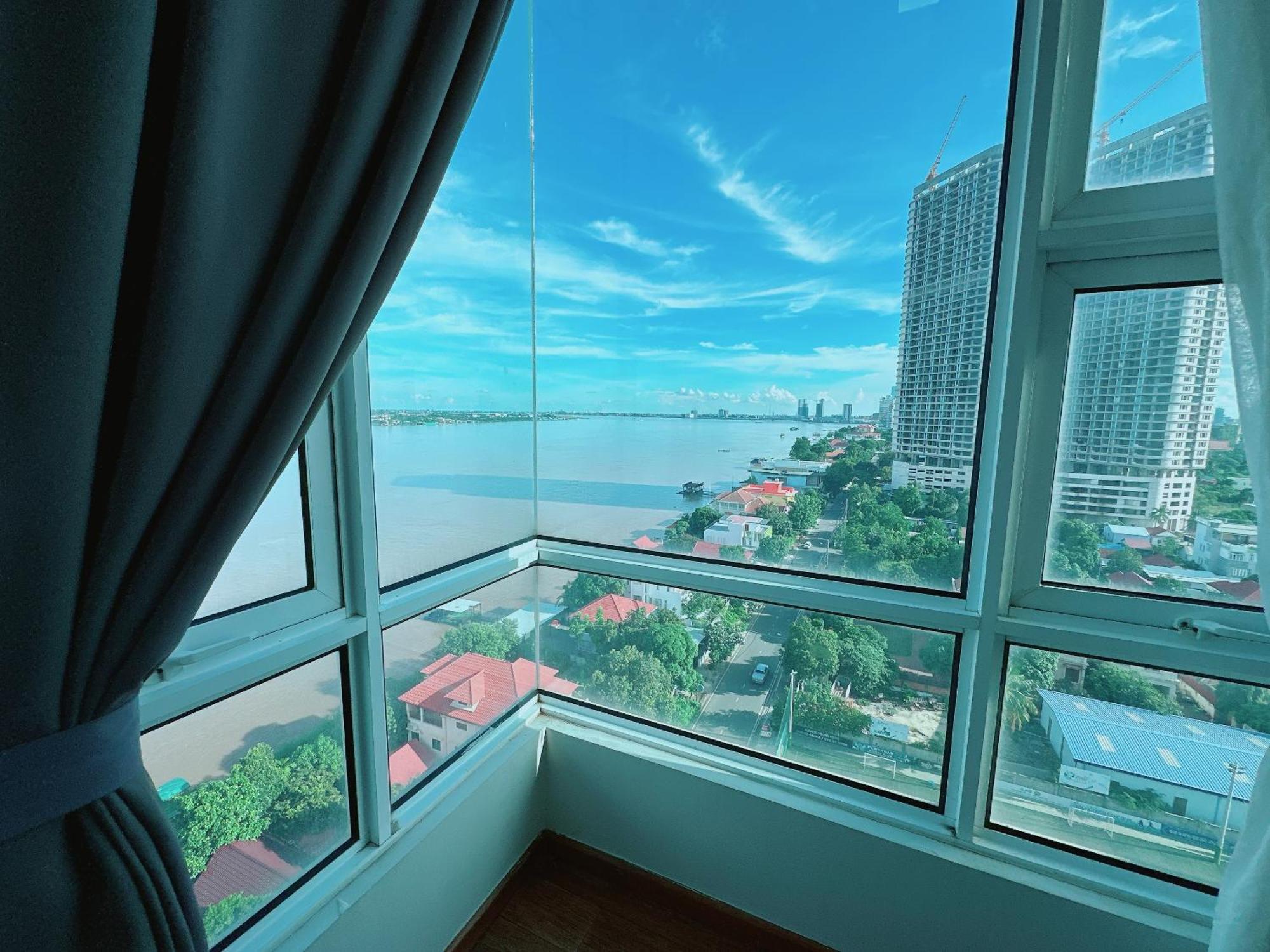 Infinity 28 And Phnom Penh